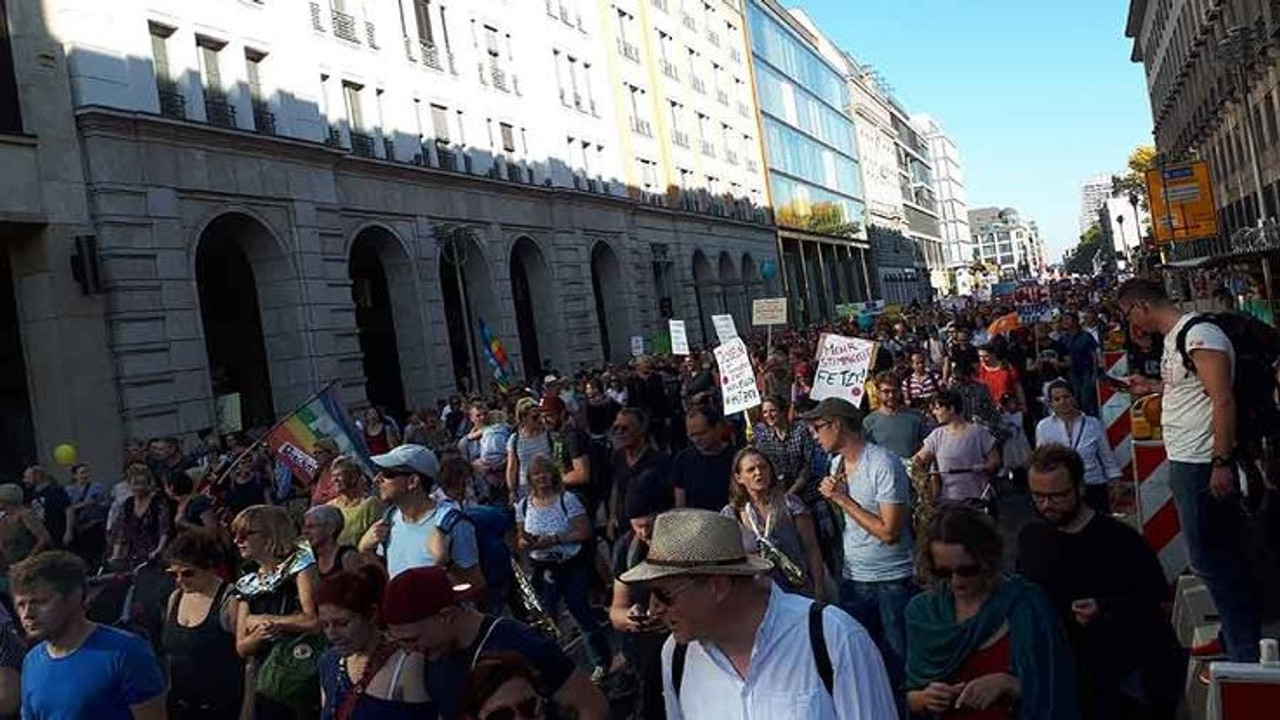 Almanya Da Rk L K Protestosu Bin Ki I Sokakta