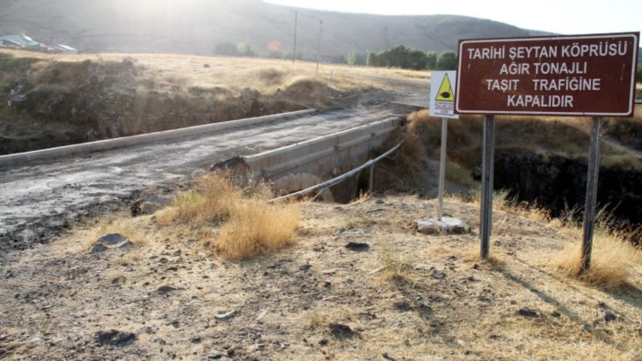 Van�daki Bendi Şeytan Köprüsü�ne dökülen asfalt söküldü