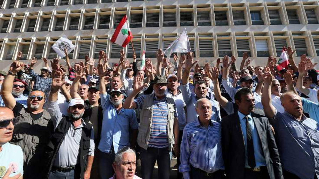 Lübnan'da ekonomik kriz Emekli askerler Merkez Bankası'nı işgal etti