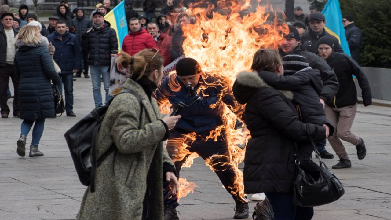 26 февраля мужчина. Публичное самосожжение. Мужчина поджег себя на митинге.