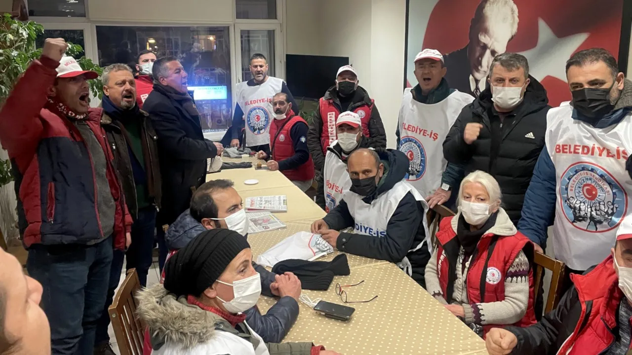 Grevdeki Bakırköy Belediyesi işçileri CHP'de oturma eylemi yaptı