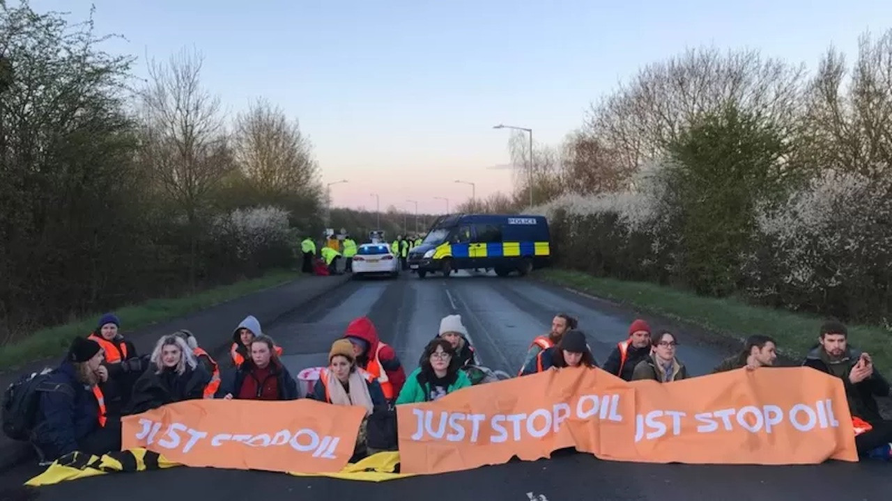 İngiltere’de iklim eylemcileri petrol terminallerini işgal etti