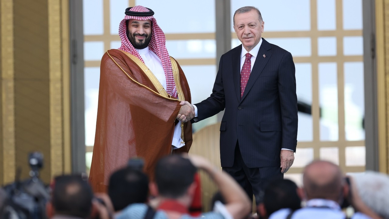 Suudi basını, görüşmeyi Erdoğan’ın yere baktığı fotoğrafla paylaştı