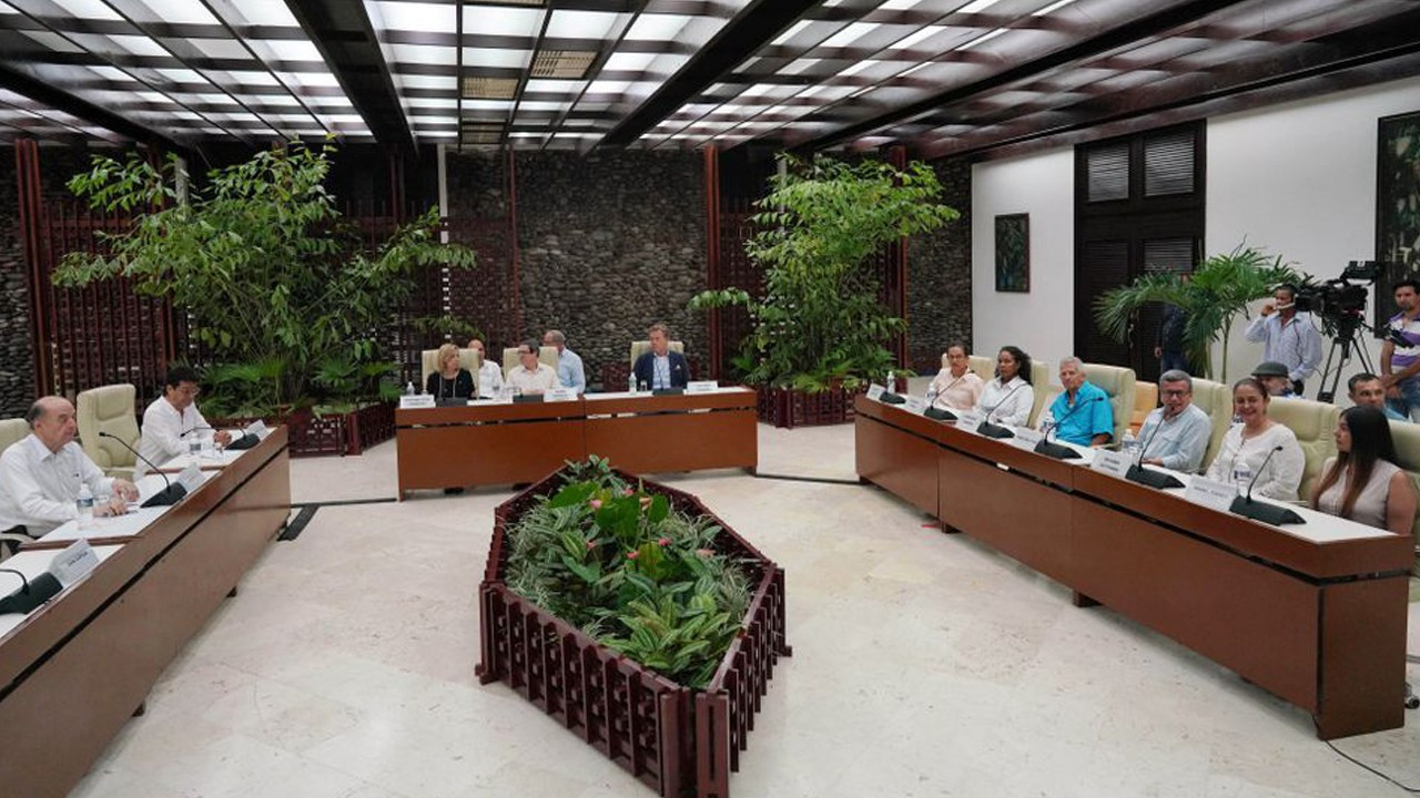 Kolombiya hükümetiyle ELN müzakerecileri Havana’da barış görüşmelerine başladı