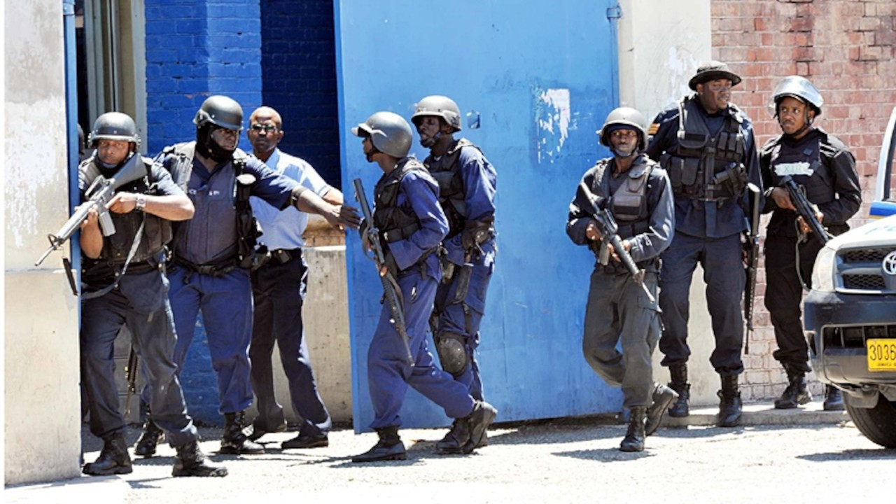 Полиция Ямайки. Ямайская полиция. Форма полиции Ямайки. Полицейские с Ямайки. The policeman go
