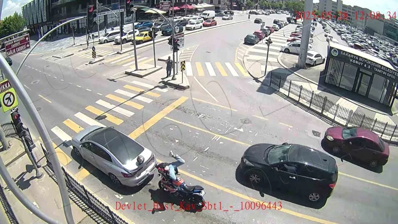 Sakarya'da 12 trafik kazası KGYS kameraları tarafından görüntülendi.