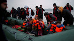 İngiltere’de hükümet mültecileri suya geri itme planından vazgeçti