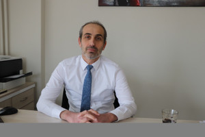 Trabzon'da yayalaştırılan caddenin zemini 1 yıl dayanmadı, asfalt serildi - Resim : 1
