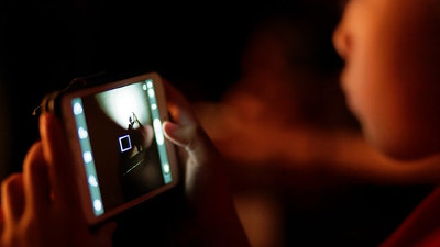 Fransa'da okullarda akıllı telefon kullanımını yasakladı