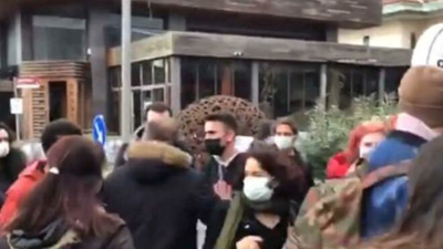 Teyit.org inceledi; 'Polis önce 'Aşağıdan' göz göze geldiğimizde ise 'Aşağı bak' dedi'