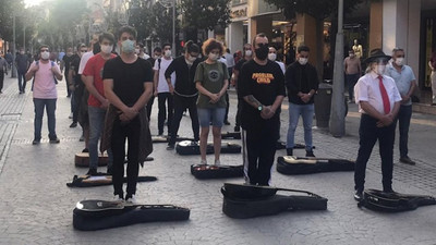 İzmirli müzisyenler Mehmet Mert El için sokakta: Sevgileri, tutkuları yarım kaldı...