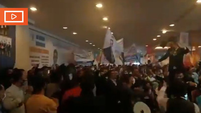 AK Parti kongresinde korona dansı