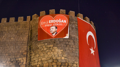 Diyarbakır Kalesi'ne Kürtçe 'Biz Erdoğan'ı seviyoruz' pankartı asıldı