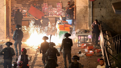 Mescid-i Aksa gerilimi sürüyor: İsrail polisinin saldırısında en az 90 Filistinli yaralandı
