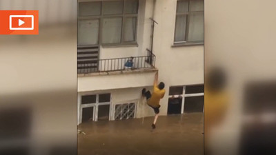 Arhavi'de evlerini su basan çift komşularının sarkıttığı iple kurtuldu