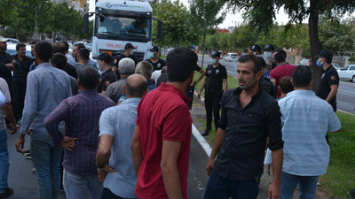 Urfa'da elektrik kesintilerini protesto eden çiftçiler yol kapattı