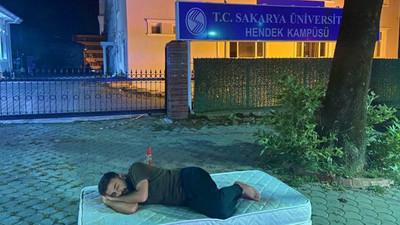 Astronomik kiraları protesto eden öğrenci kampüs girişine yatak attı