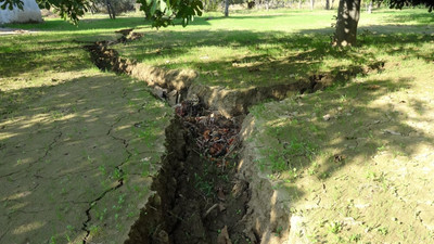 Aydın'daki arazilerde çatlaklar oluşuyor: Derinliği 2 metre