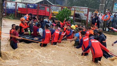 Rai tayfununun vurduğu Filipinler'de bir aylık bebek leğenle kurtarıldı