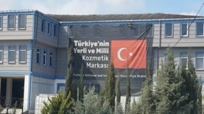 Uyuşturucudan tutuklanan Akat'ın fabrikasına 'yerli ve milli' afişi