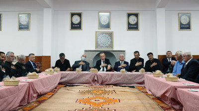 Erdoğan, Hüseyin Gazi Cemevi'nde muharrem iftarına katıldı