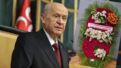 Bahçeli'den AK Parti'ye 21 güllü, 2023 çiçekli çelenk