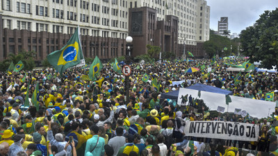 Bolsonaro taraftarları, askeri birliklerin önünde toplanıp darbe çağrısı yaptı