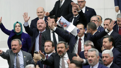TBMM'de gerilim yükseldi, Soylu'ya fotoğraf fırlatıldı
