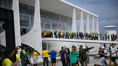 Brezilya'da seçimi kaybeden Bolsonaro'nun destekçileri Ulusal Kongre binası ve başkanlık sarayını bastı