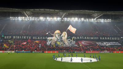 Trabzonspor-Basel maçında taraftarlar deprem illerini dakikalarında andı