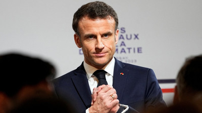 Macron'u Hitler olarak resmeden grafiti beyaza boyandı