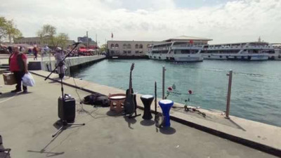 Müzisyen Cihan Aymaz'ın öldürüldüğü yere çiçek ve müzik aletleri bırakıldı