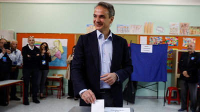 Miçotakis sandık başında: 'Geleceğimiz için oy kullanıyoruz'