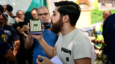 İsveç'teki eylemci Tevrat ve İncil yakmaktan vazgeçti