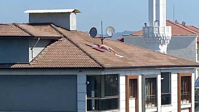 Çatıda çıplak güneşleniyordu, polisi görünce kaçtı