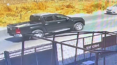 Peşlerine takılan polisle çatıştılar: Her yerde aranıyorlar