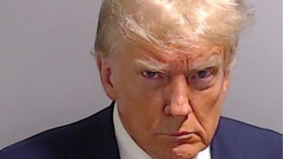 Trump'ın sabıka fotoğrafı para bastı