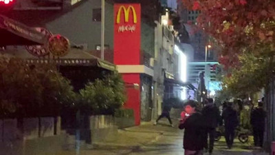 İsrail'e karşı protestolarda Katarlılara ait McDonalds'a saldırıldı