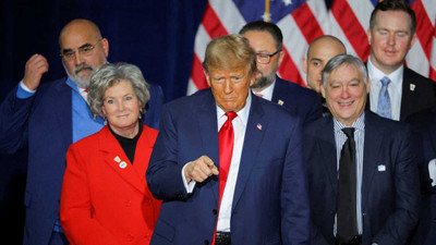 Trump Iowa'da ön seçimi kazandı, bir aday yarıştan çekildi