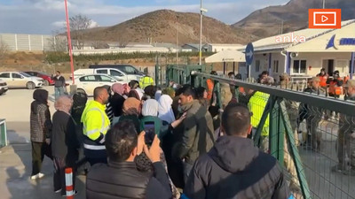 İliç'te toprak altındaki madencilerin yakınları aramaların durmasını protesto etti