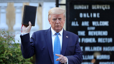 Trump, şimdi de İncil satmaya başladı: Anayasa kitapçığını da bedavaya veriyor