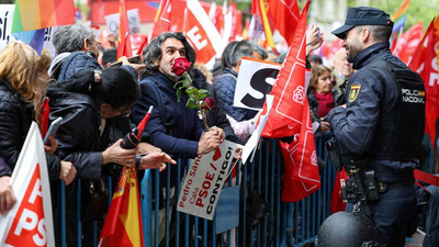 Madrid’de ‘istifayı düşünen’ başbakana destek eylemi: ‘Yanındayız Pedro’