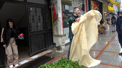 Bir çuval çayı AK Parti il başkanlığı önüne döktü: 'Bu bir hakaret'