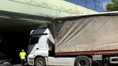 Bakırköy'deki üst geçitte yeni kaza: Tırın dorsesi sıkıştı