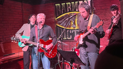 ABD Dışişleri Bakanı, Kiev'deki barda gitar çalıp şarkı söyledi