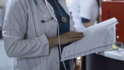 Doktora makas ve su ısıtıcısıyla saldıran hasta yakını serbest bırakıldı