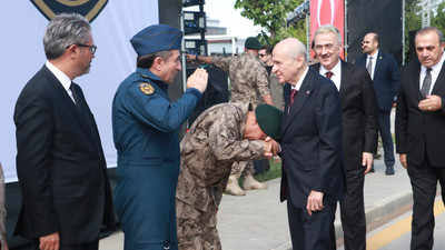 Emniyet Özel Harekat Başkanı, Bahçeli’yi elini öperek karşıladı