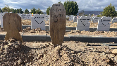 Mezarlıkta ölü bulunan bebek toprağa verildi, mezar tahtasına 'kimsesiz' yazıldı