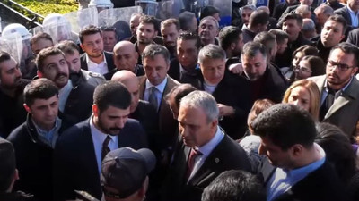 CHP heyeti Esenyurt Belediyesi önünde: Bugün kimse geri çekilmeyecek