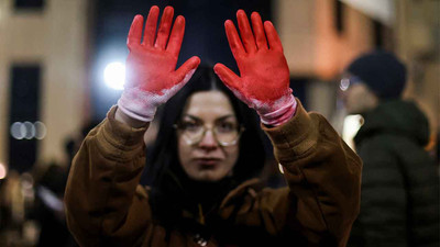 Tren istasyonunda 15 kişi ölmüştü: Belgrad'da on binler hükümeti protesto etti